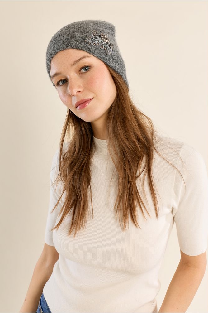 Bonnet en tricot, fleur brodée