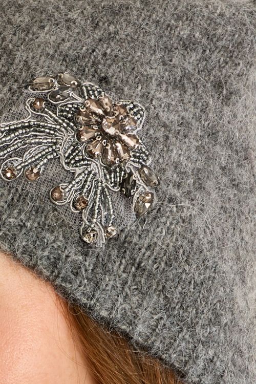 Bonnet en tricot, fleur brodée