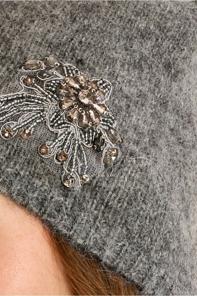 Bonnet en tricot, fleur brodée