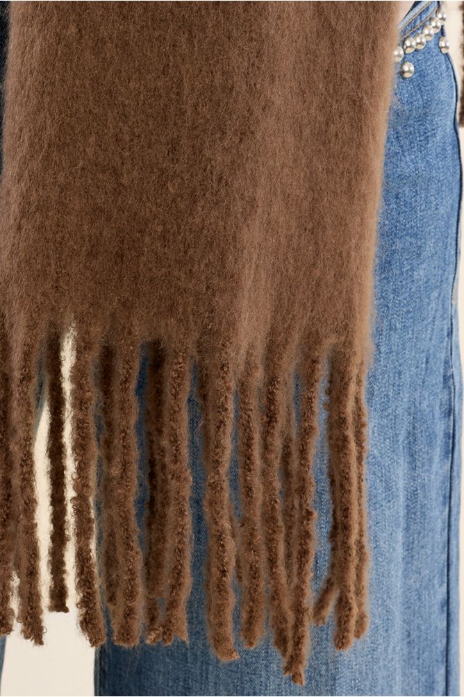 Knitted scarf, fringed