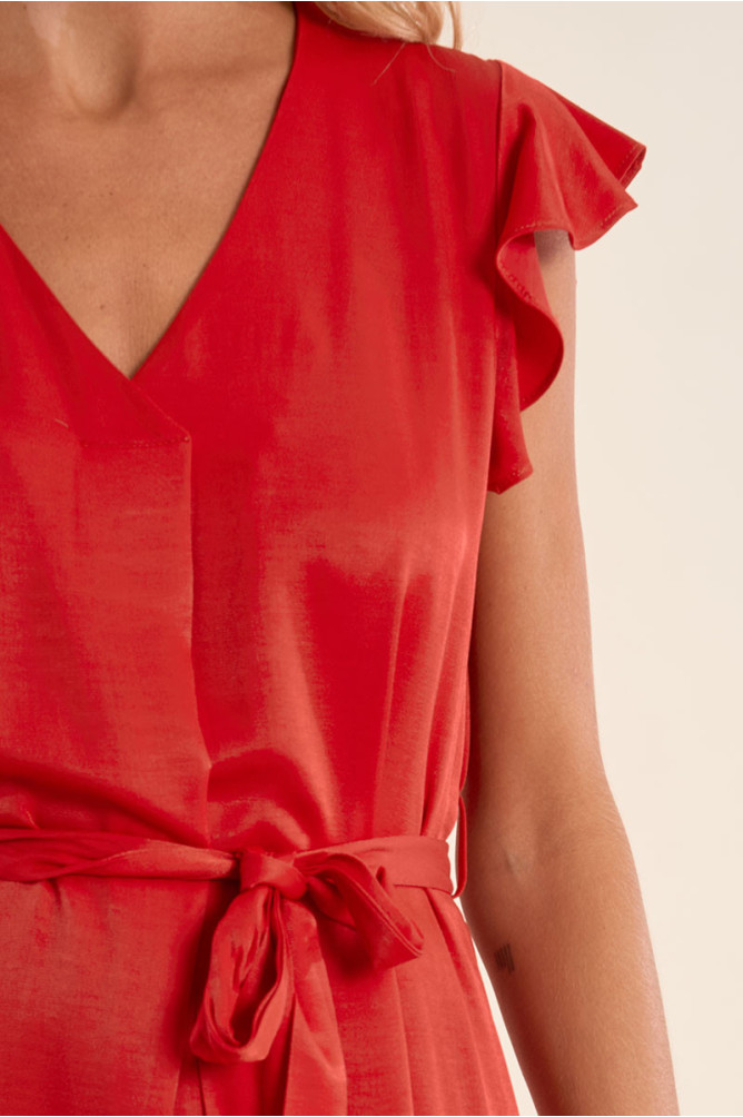 Short dress with a bow at the waist