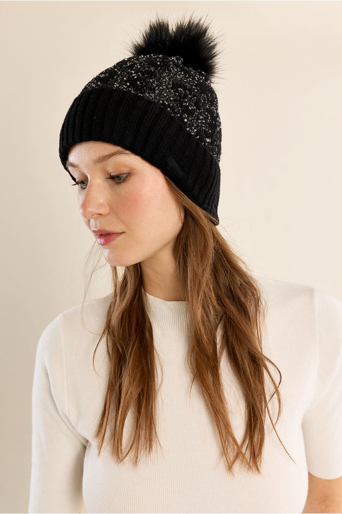 Gorro con pompón y lentejuelas