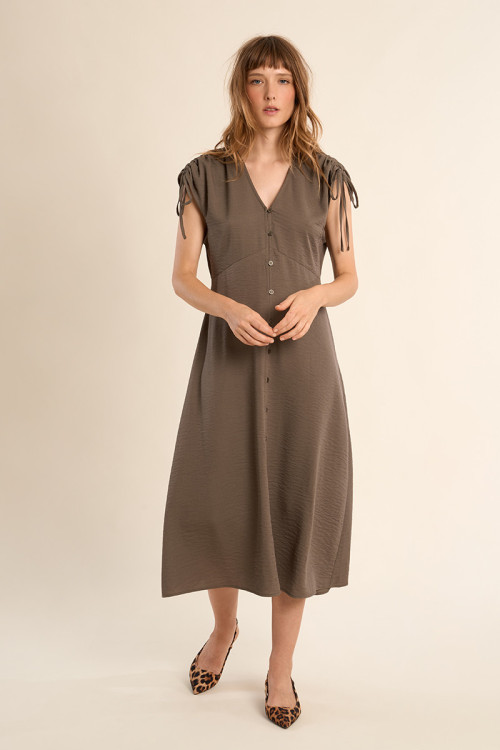 Robe mi-longue, col V