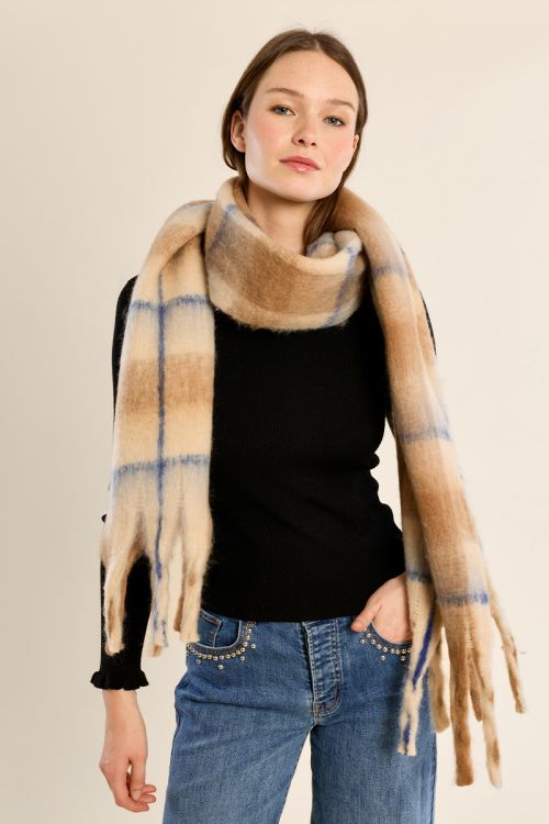Wide scarf, fringed