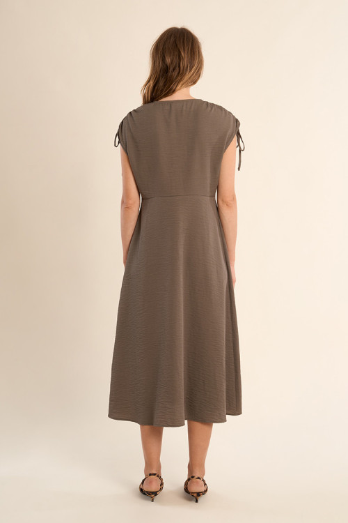 Vestido midi, con manga corta ajustable.