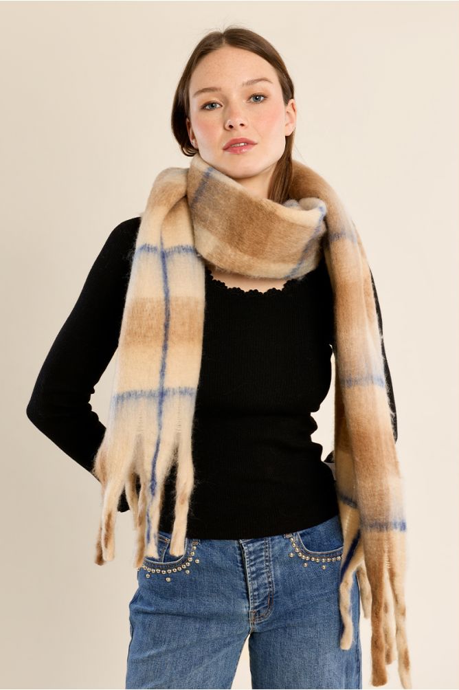 Wide scarf, fringed