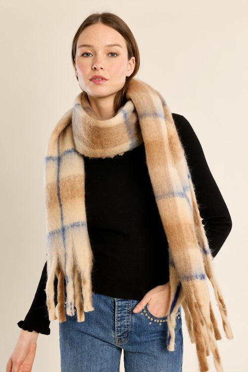 Wide scarf, fringed