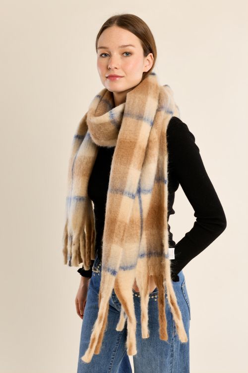 Wide scarf, fringed