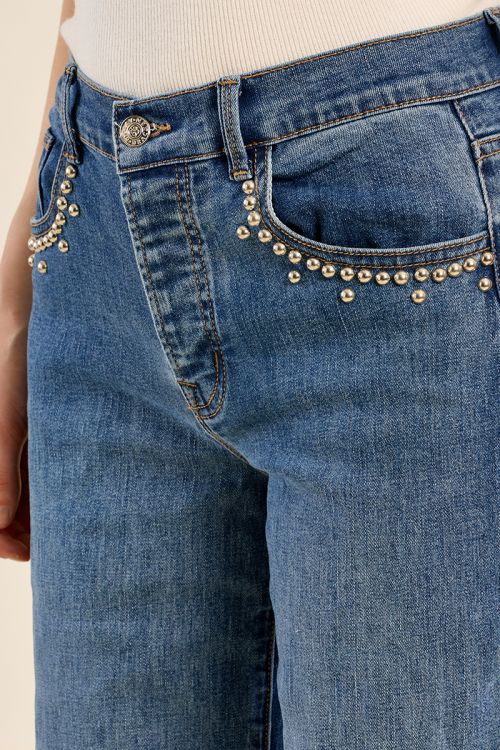 Denim large, détails clous
