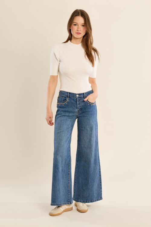 Denim large, détails clous