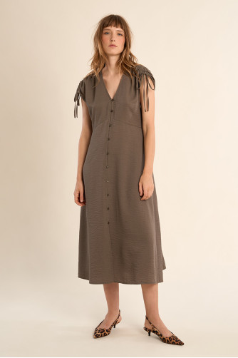 Robe mi-longue, col V