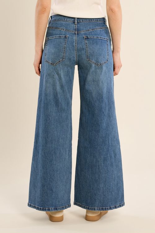 Denim large, détails clous