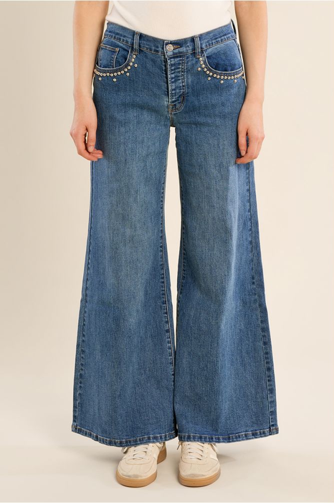 Denim large, détails clous