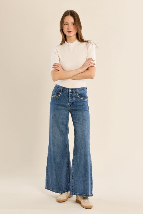 Denim large, détails clous