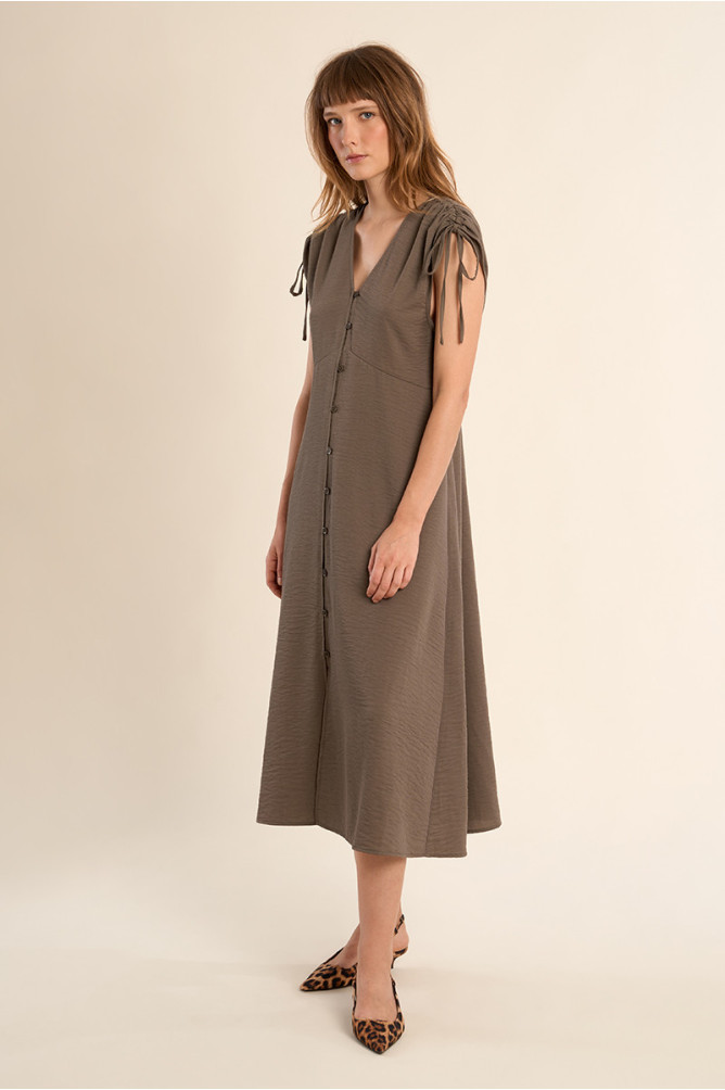 Robe mi-longue, col V