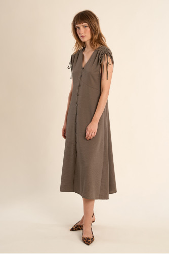 Robe mi-longue, col V