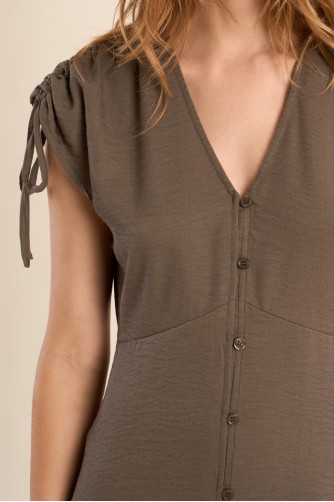 Robe mi-longue, col V