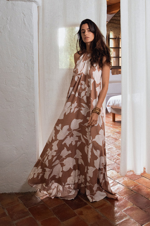 Vestido largo, halter, con estampado.
