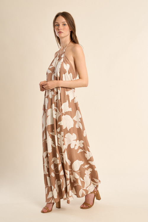 Vestido largo, halter, con estampado.