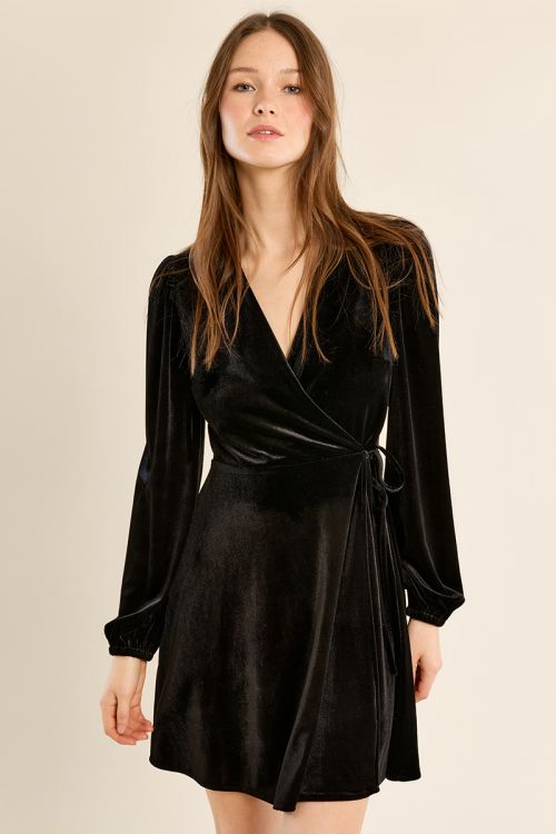 Vestido corto de manga larga aterciopelado
