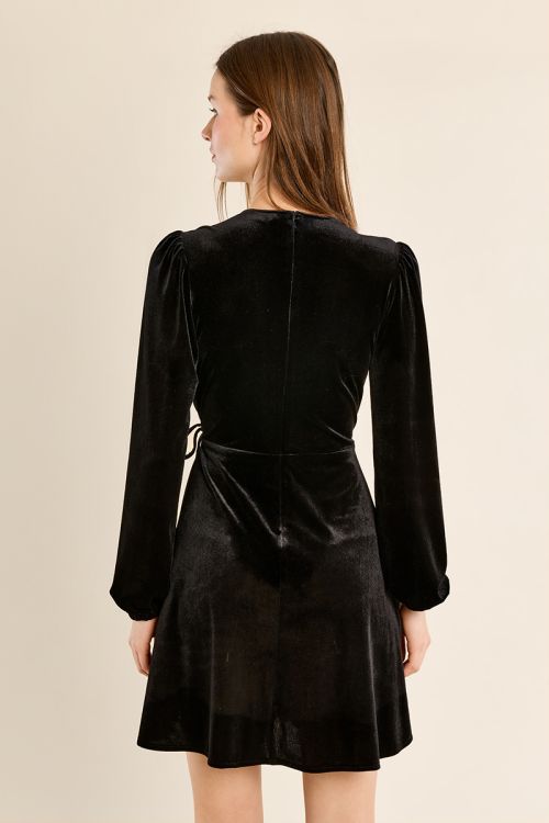 Vestido corto de manga larga aterciopelado