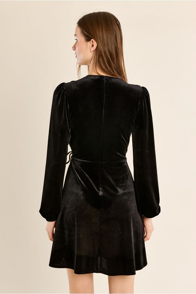 Vestido corto de manga larga aterciopelado