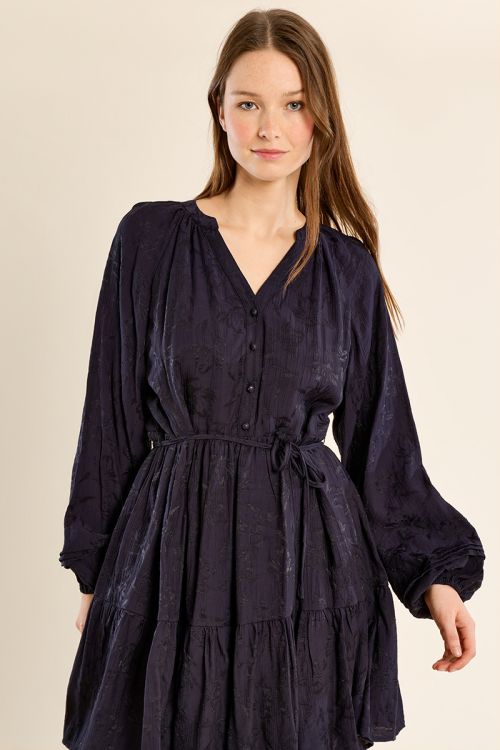 Robe ajustée à volants ceintrée