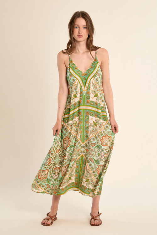 Vestido largo, de tirantes, con estampado.