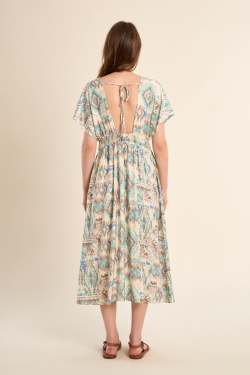 Vestido largo, de manga mariposa, con estampado.