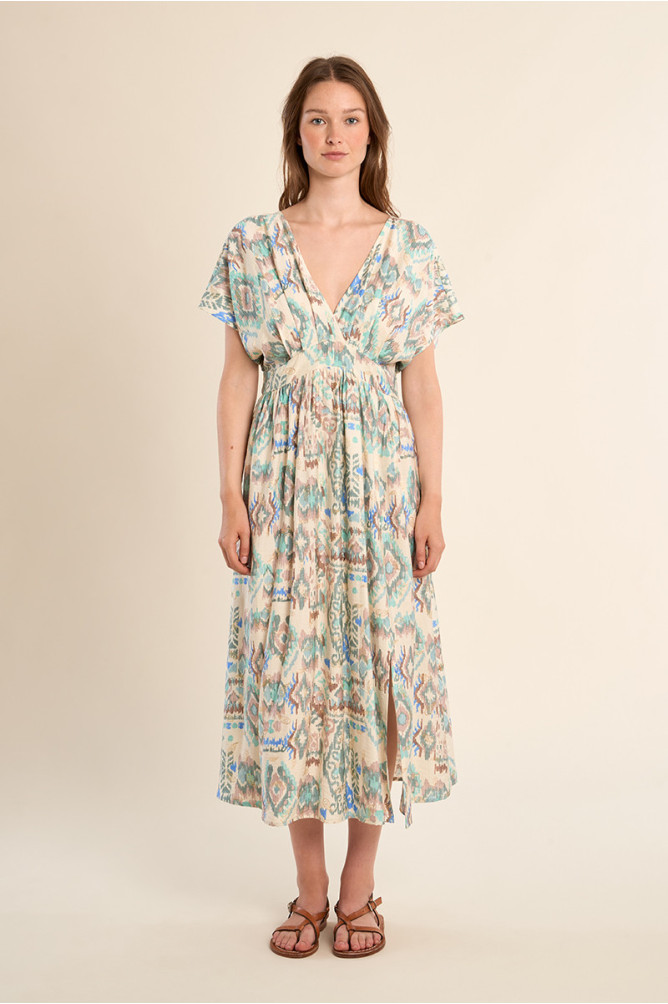 Vestido largo, de manga mariposa, con estampado.