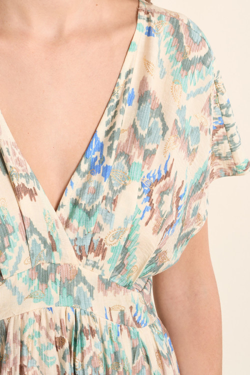 Vestido largo, de manga mariposa, con estampado.