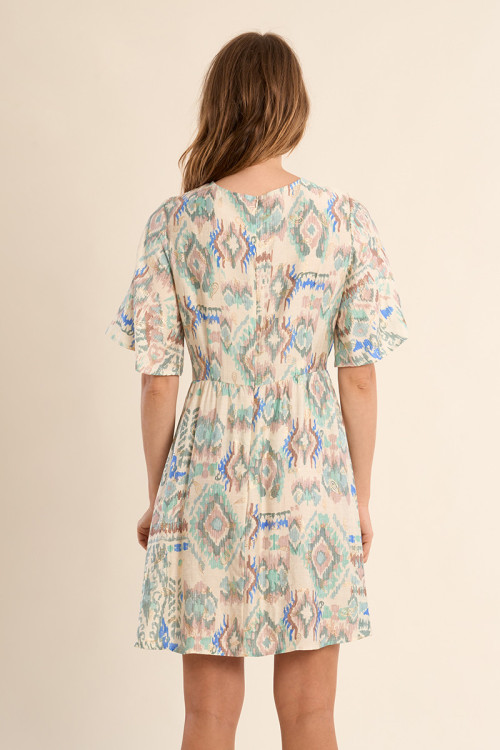 Vestido corto, con estampado étnico.