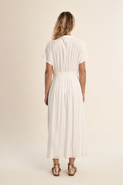 Vestido largo, de manga corta, cintura ceñida.