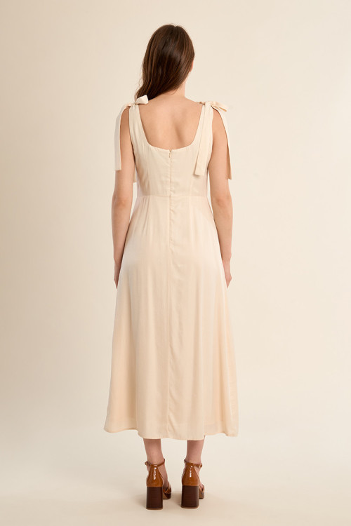 Vestido largo, de tirantes, detalle lazos.