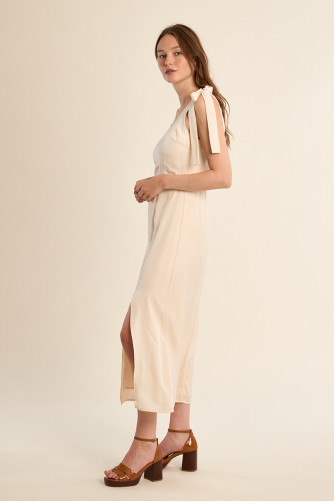 Vestido largo, de tirantes, detalle lazos.