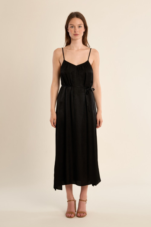 Vestido largo, de tirantes, con lazada.
