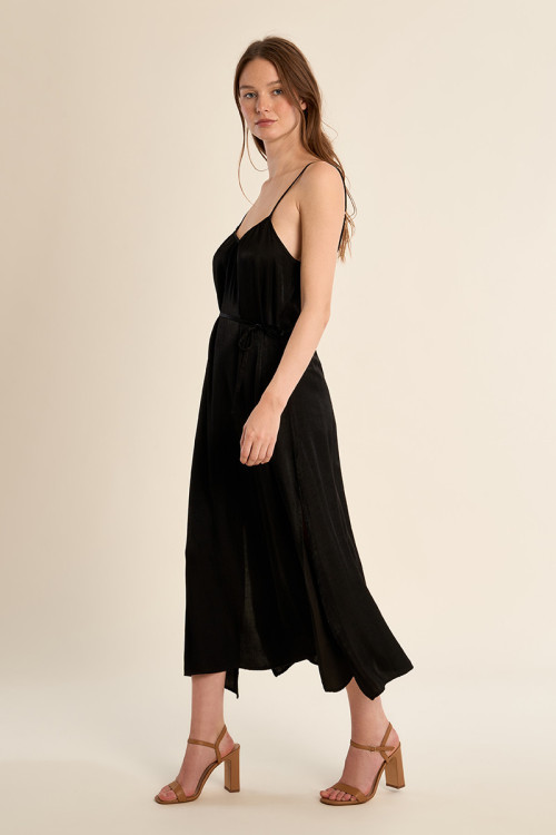 Vestido largo, de tirantes, con lazada.