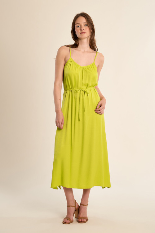 Vestido largo, de tirantes, con lazada.