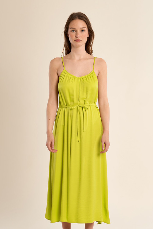Vestido largo, de tirantes, con lazada.