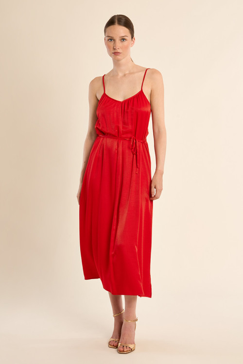 Vestido largo, de tirantes, con lazada.