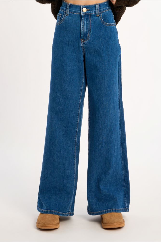 Pantalón vaquero con perneras anchas