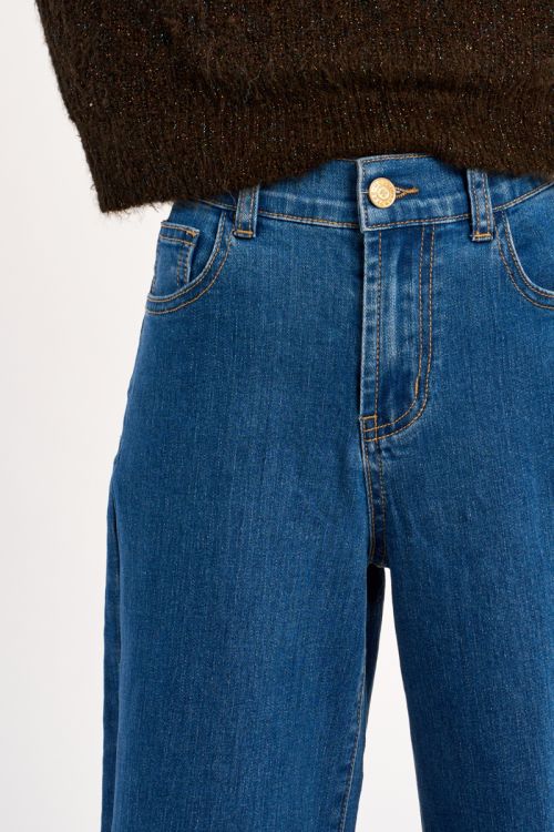 Pantalón vaquero con perneras anchas