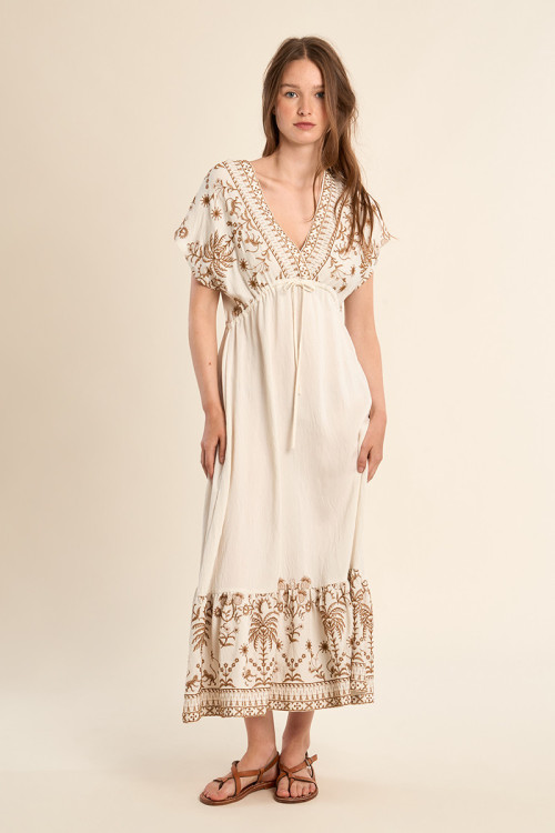 Vestido largo, de manga corta, detalles bordados.