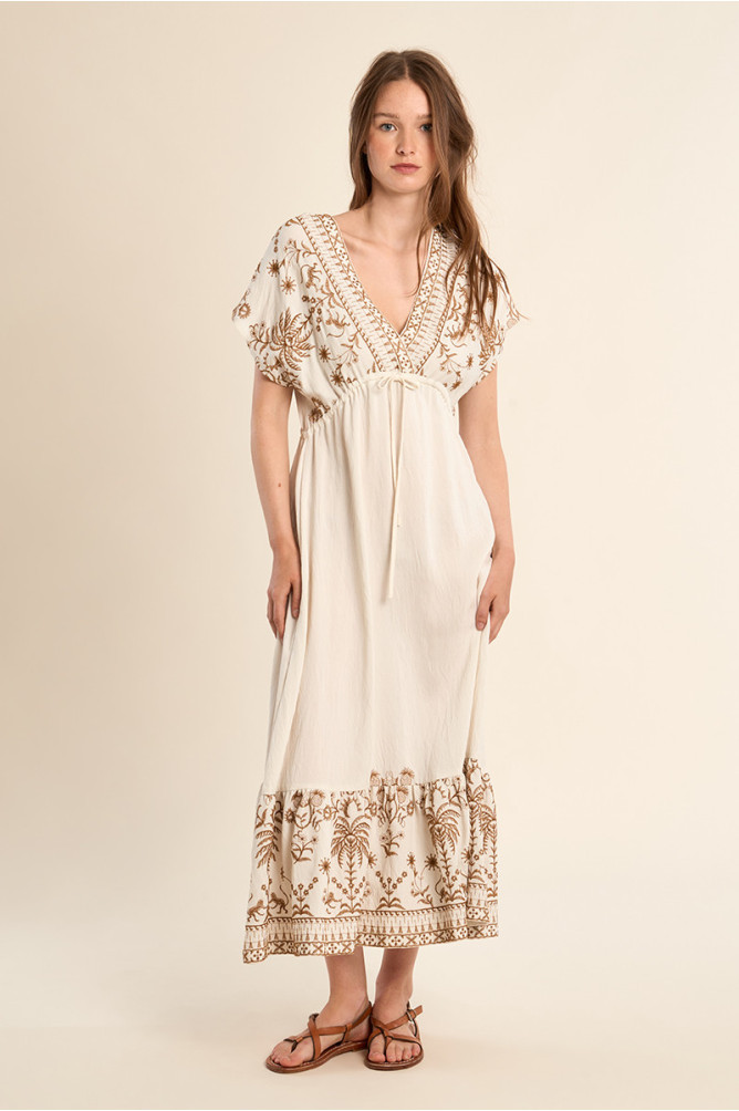 Vestido largo, de manga corta, detalles bordados.