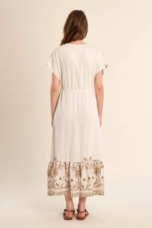 Vestido largo, de manga corta, detalles bordados.