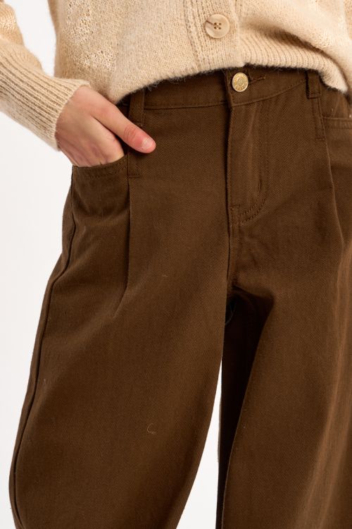 Pantalón largo de perneras anchas.