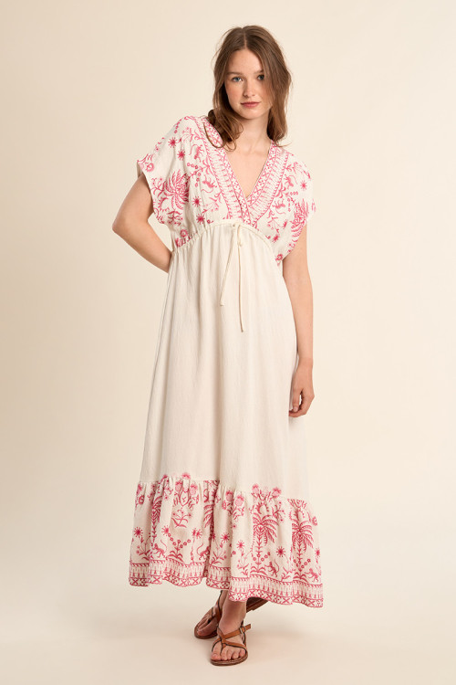 Vestido largo, de manga corta, detalles bordados.