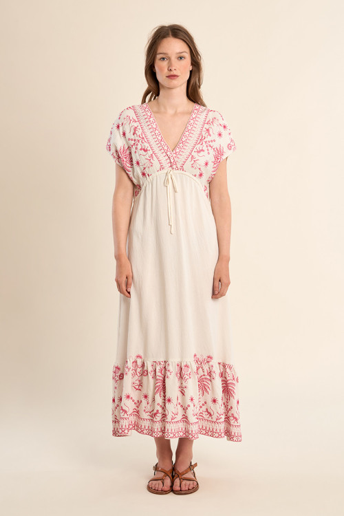Vestido largo, de manga corta, detalles bordados.