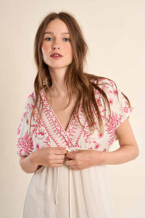 Vestido largo, de manga corta, detalles bordados.