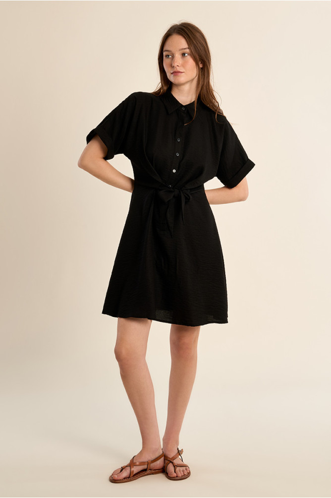 Vestido de manga corta, detalle lazada.